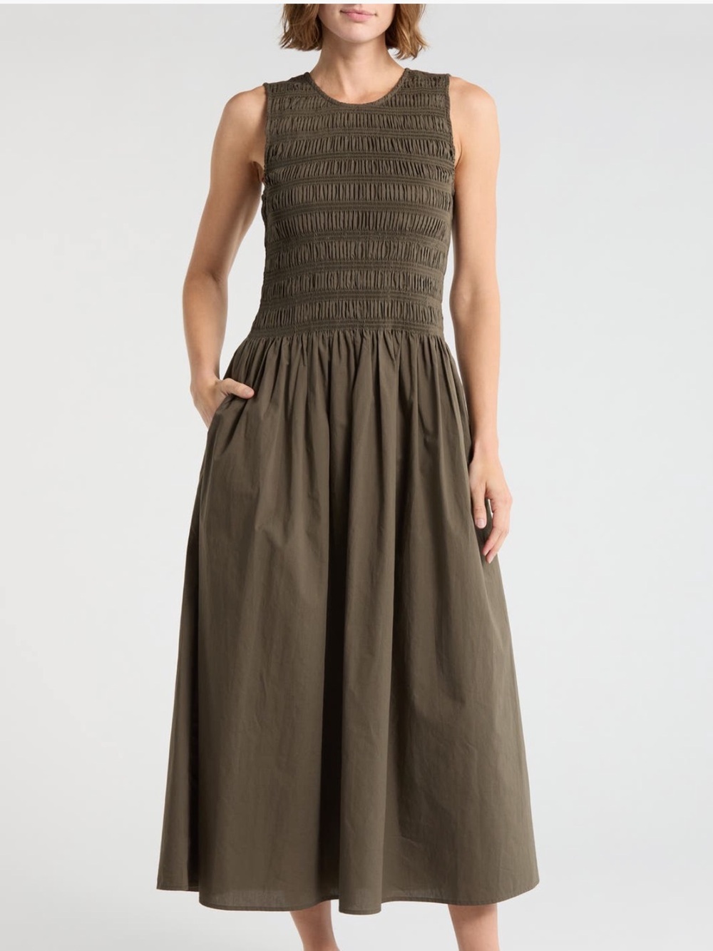 Exude charming style in this sleeveless cotton-poplin maxi dress balancing a smo